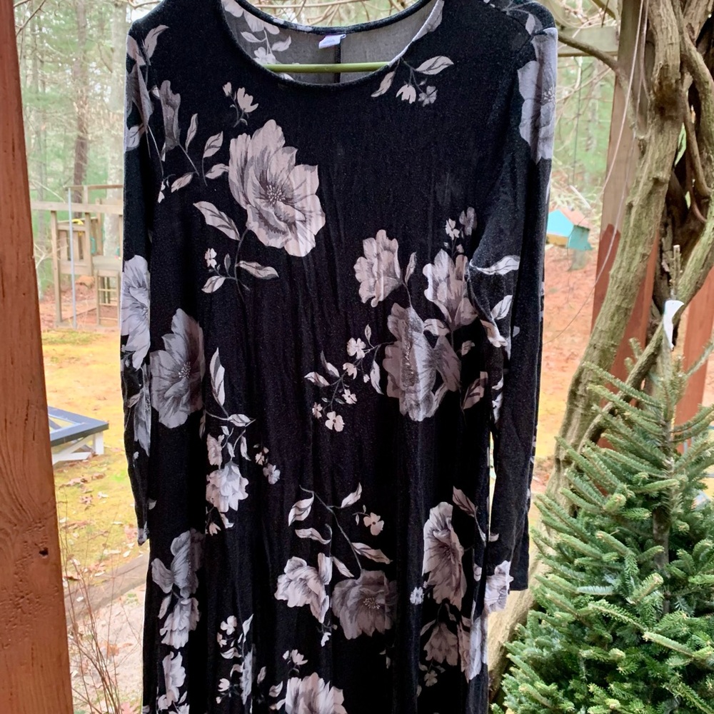 Old Navy dress black White floral long-sleeve flowy loose fit comfy